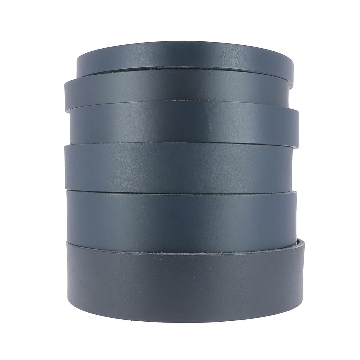 Lanière en cuir de collet tannage végétal, bleu marine, épaisseur 3,4 mm, fabriquée par Deco Cuir, visible en gros plan.