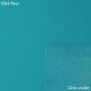 Morceau de peau de cuir de vachette SWEET 2 en bleu turquoise, texture lisse et souple, pour projets de maroquinerie ou décoration.