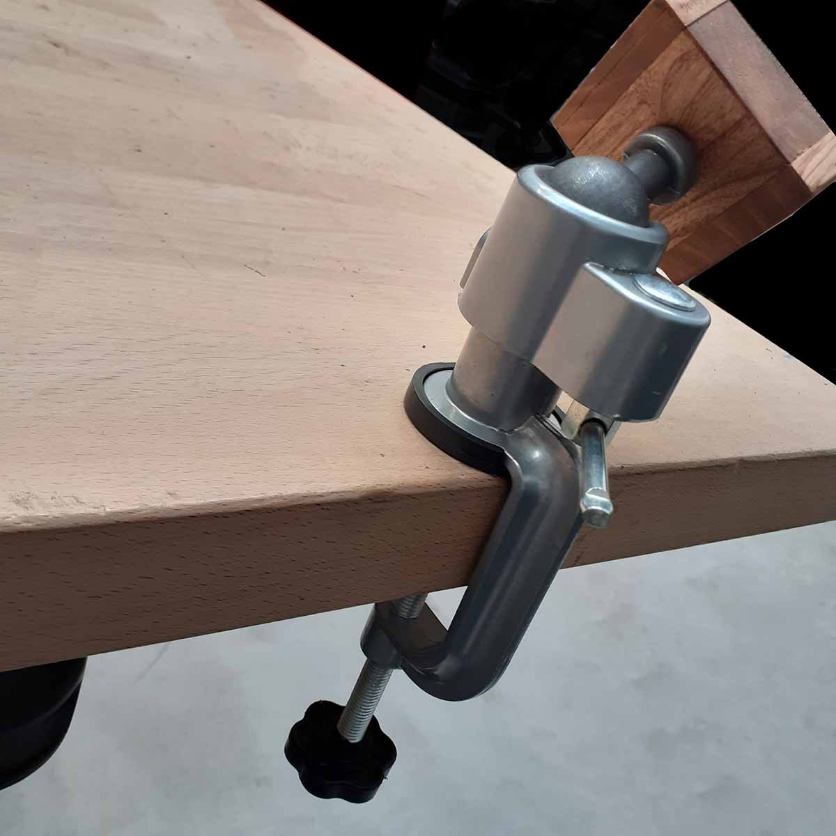 Valet de couture en bois Deco Cuir avec système de fixation en métal, idéal pour organiser outils de couture sur un établi.