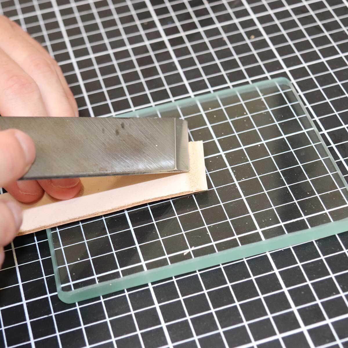 Lissoir en verre trempé, outil robuste pour polir et lisser, avec surface en verre résistant, conçu pour un usage professionnel.