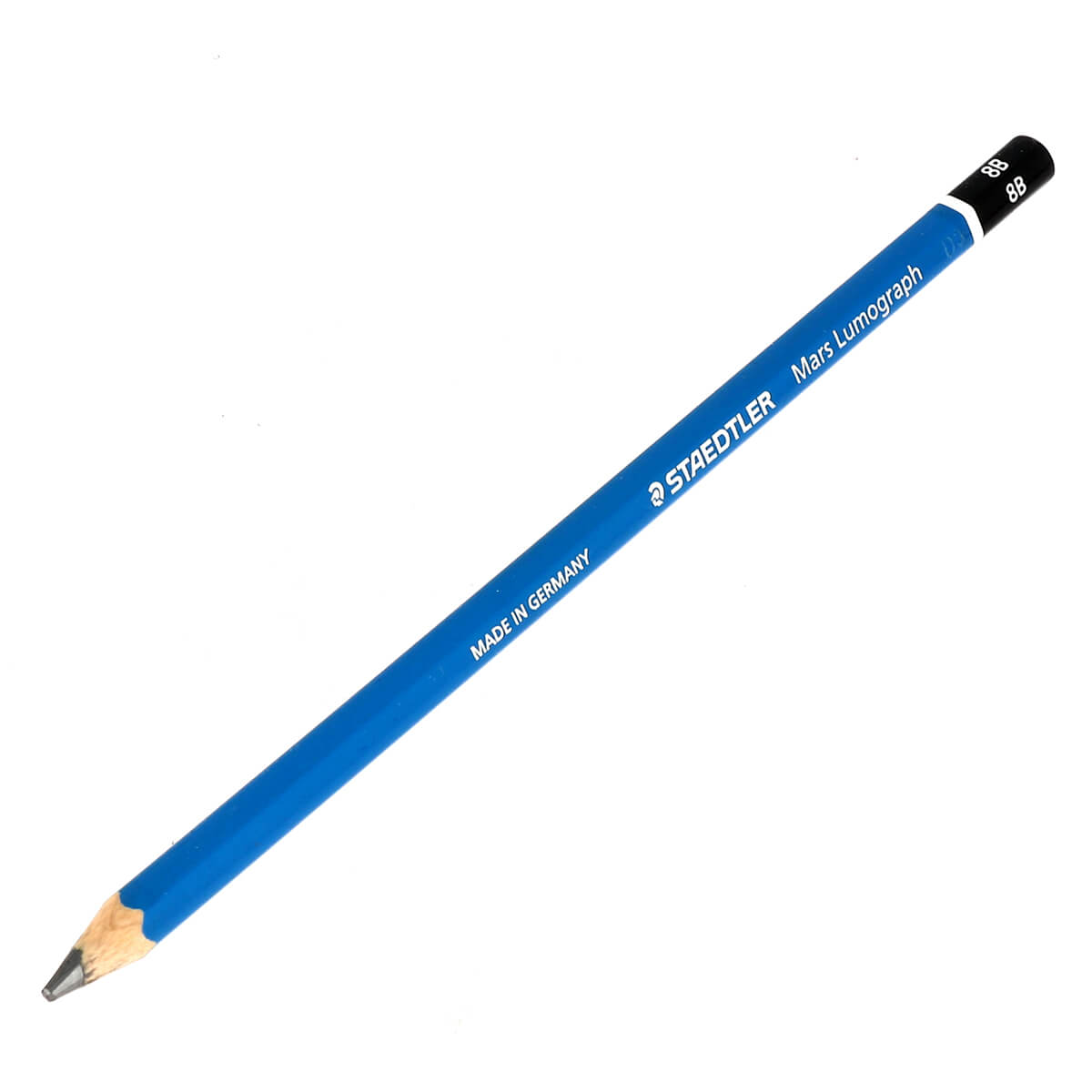 Crayon Graphite Mars Lumograph 8B, outil de dessin en graphite pur, posé sur une surface blanche.