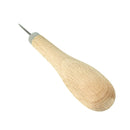 Alêne aux pinces pour cuir Oka, outil de la gamme standard, avec manche en métal et pointe fine pour travailler le cuir.