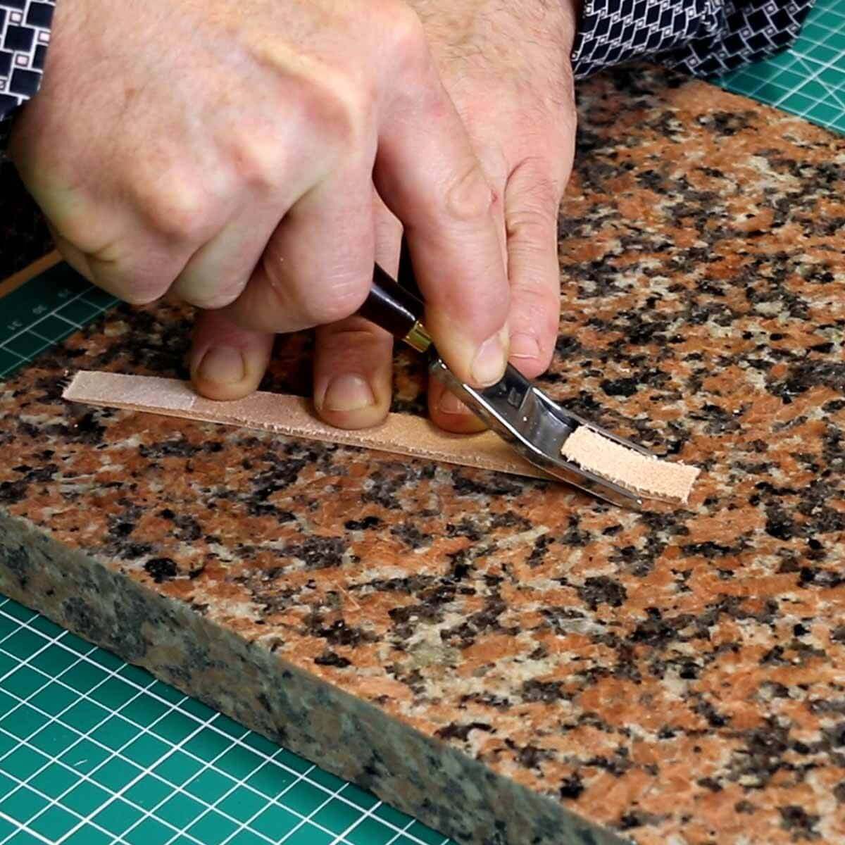 Outil abat-carre français Barry King Tools, manche en bois et tête en métal, utilisé pour ajuster les coupes en menuiserie.