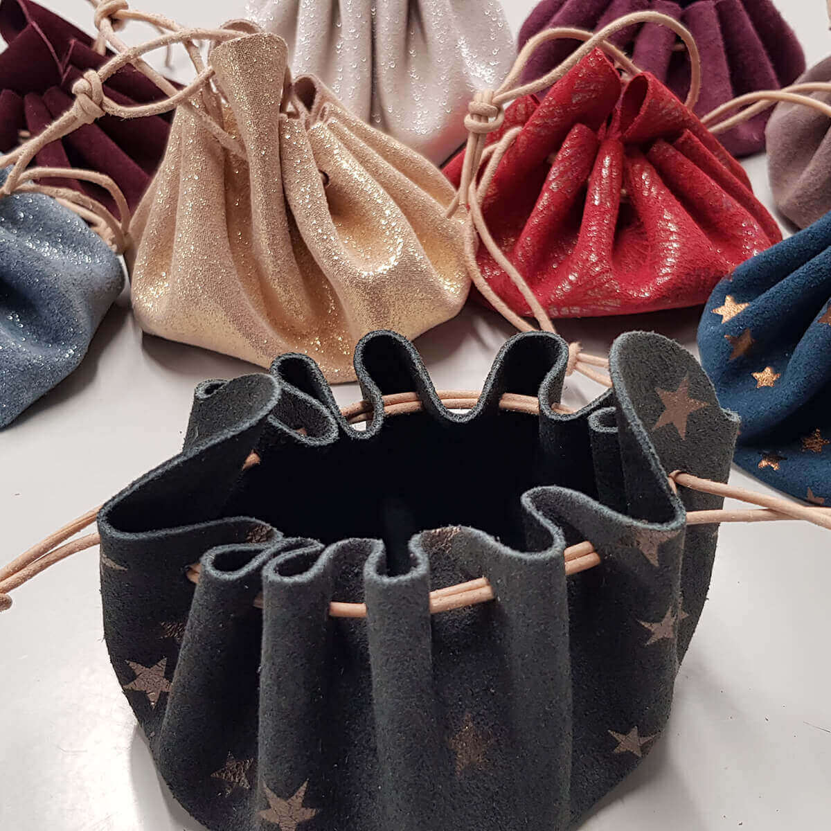 Gabarit pour bourse en cuir Deco Cuir, outil de couture pour réaliser des bourses d’un diamètre de 19,5 cm.
