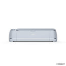 Outil Cricut Maker 3 de la marque Cricut, vue de face avec accessoires et surface de travail.