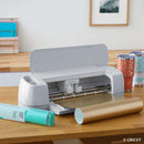 Outils Cricut Maker 3, machine de découpe pour arts créatifs, vue de face avec le logo Cricut visible.
