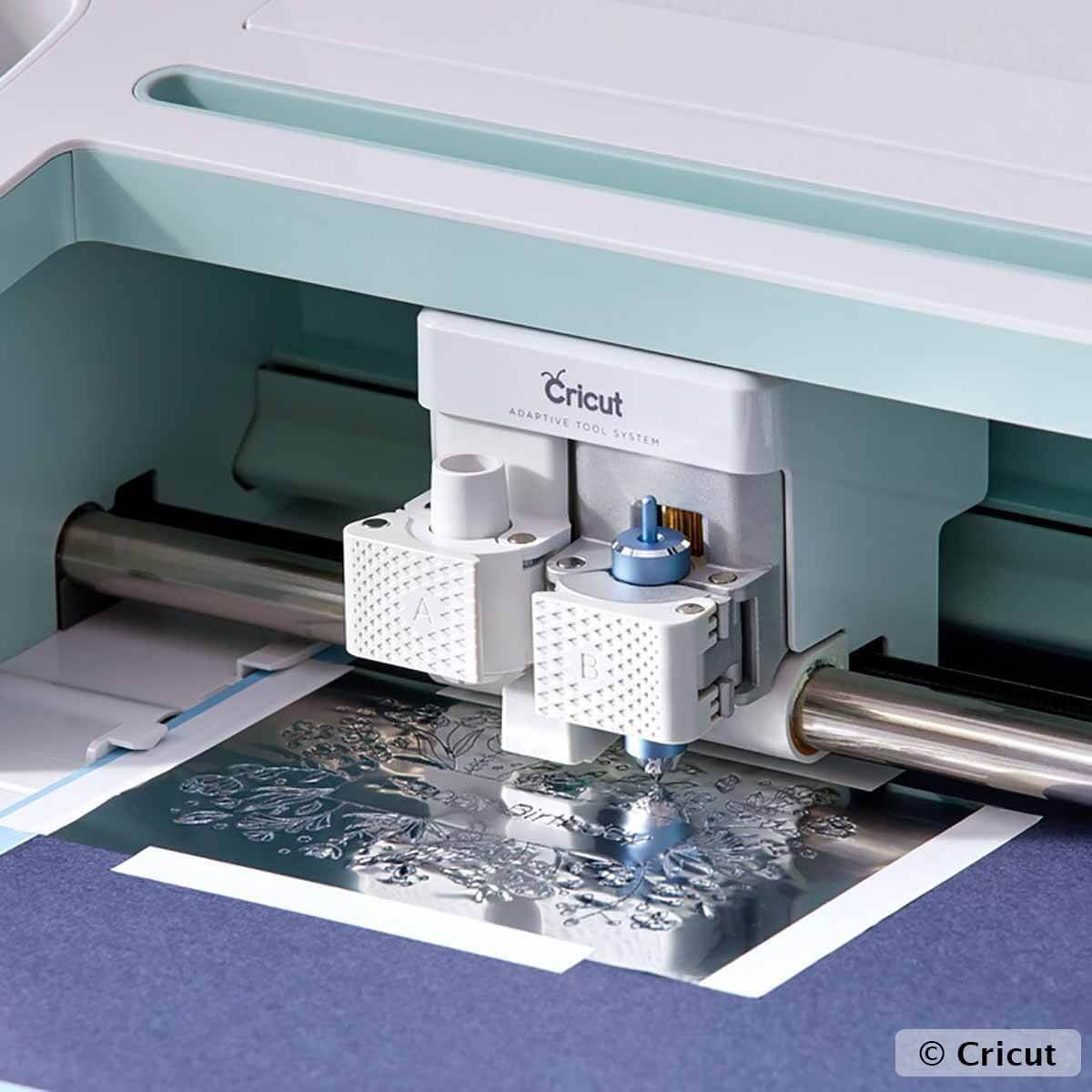 Kit de transfert de foil Cricut, outils pour appliquer du foil sur projets créatifs, avec accessoires inclus.