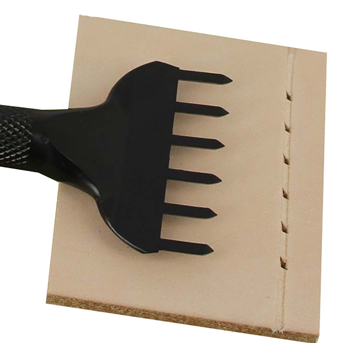 Griffe à frapper avec pointe diamant, entraxe de 6,40 mm, outil robuste pour travaux précis en métal ou bois.