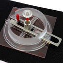 Cutter circulaire NT Cutter IC-1500P, outil de coupe japonais, avec lame de 1,8 à 17 cm, en action.