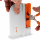 Aiguiseur de ciseaux universel Fiskars, outil de coupe avec lame en acier pour affûter efficacement les ciseaux.