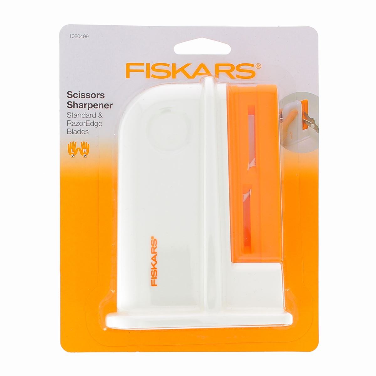 Aiguiseur de ciseaux universel Fiskars, outil pour affûter facilement tous types de ciseaux, image montrant l'outil en action.