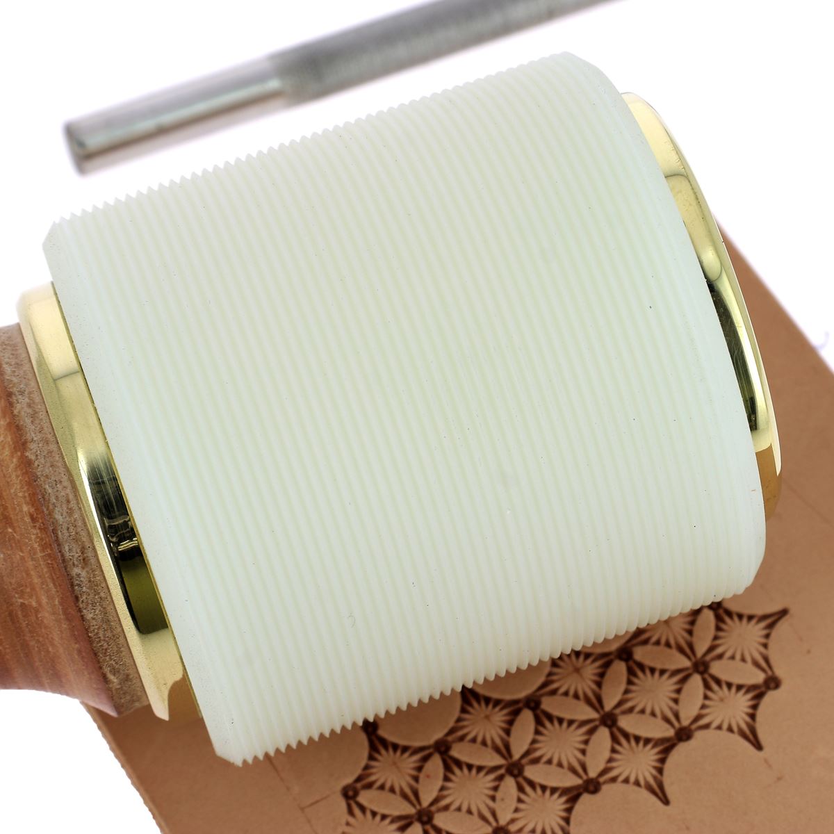 Maillet rond Barry King Tools en acier, outil robuste pour façonnage et sculpture, avec poignée en bois.