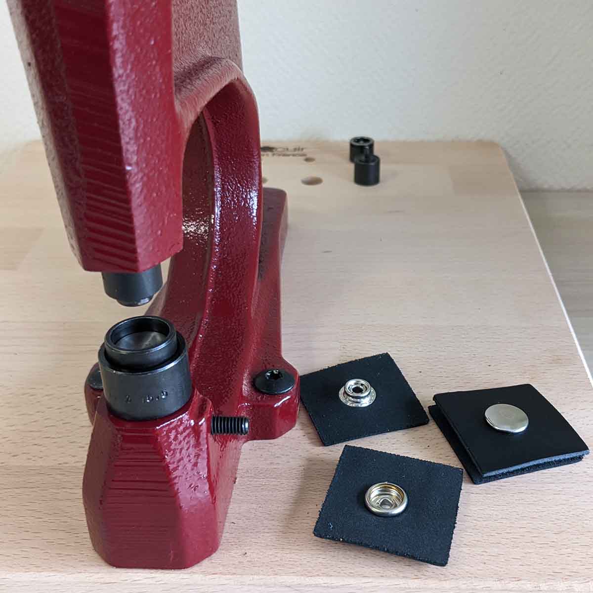 Jeu de pose presse d'établi pour boutons pression forts, outil professionnel pour fixation précis et sécurisé.