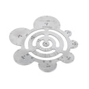 Gabarit demi-ronds en inox Deco Cuir, outil pour découpes précises, posé sur une surface de travail.