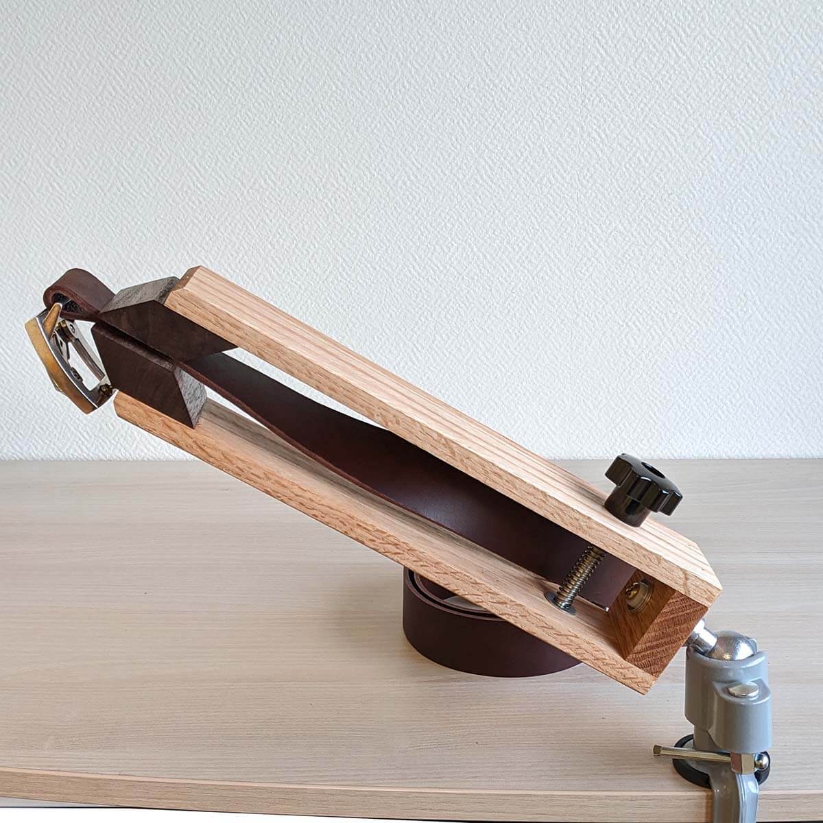 Valet de couture en bois Deco Cuir, grand modèle à fixer sur un établi, outil pratique pour couture et travaux manuels.