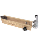 Grand valet de couture en bois Deco Cuir, fixé sur un établi, outil pratique pour couture et travaux manuels.