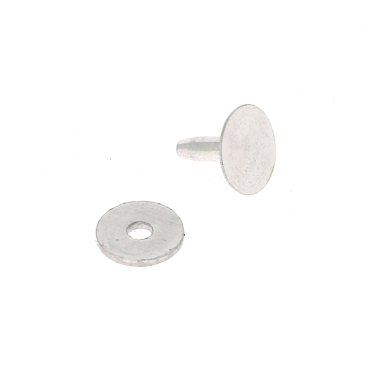 Ensemble de 50 rivets en aluminium avec rondelles à mater T28 de Tandy Leather, utilisés pour accessoires et travaux de maroquinerie.