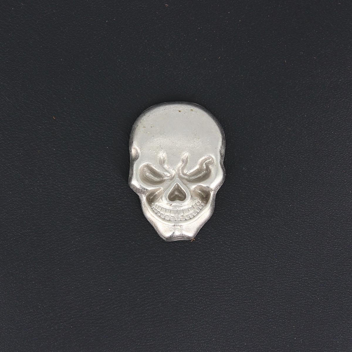 Bouton pression tête de mort en vieux nickel, accessoire de 15mm de la ligne 24, pour vêtements et créations artisanales.