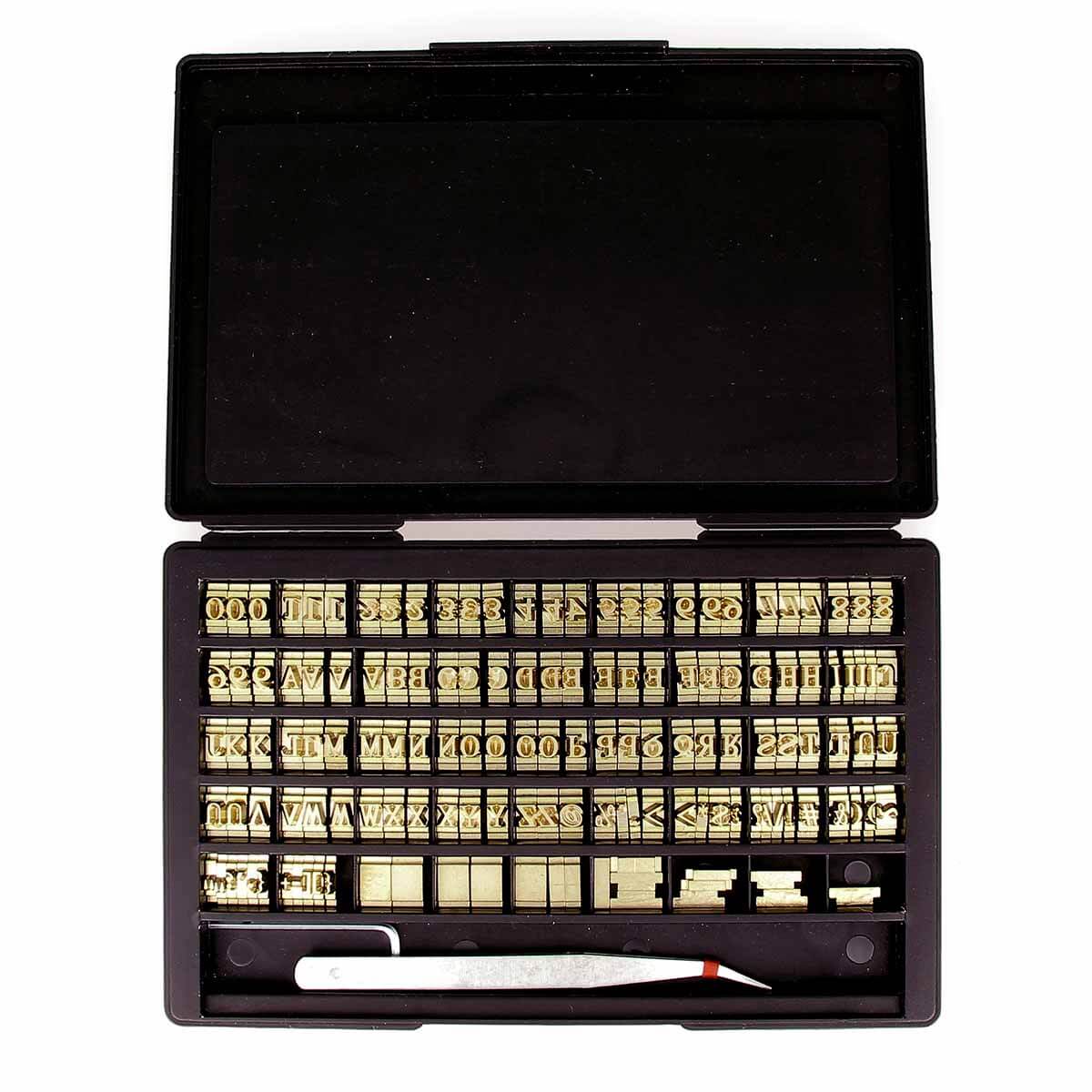Outils Tandy Leather pour jeu de 142 caractères, porte-caractères et manche, utilisé pour la gravure et la création de lettres.