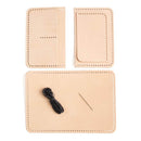 Kit DIY de Tandy Leather pour fabriquer un étui de passeport en cuir avec outils et matériaux inclus.