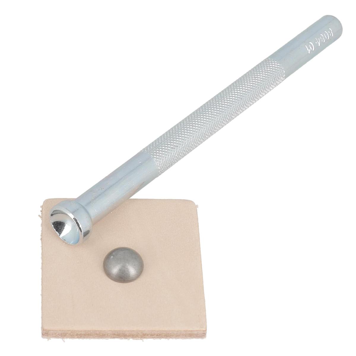 Lot de 100 rivets double calotte bombés en accessoires, visibles en gros plan avec surface métallique brillante.
