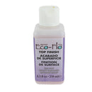 Finition pour cuir neutre brillant Eco Flo de Tandy Leather, contenant 250 ml, appliquée sur une pièce de cuir brun.