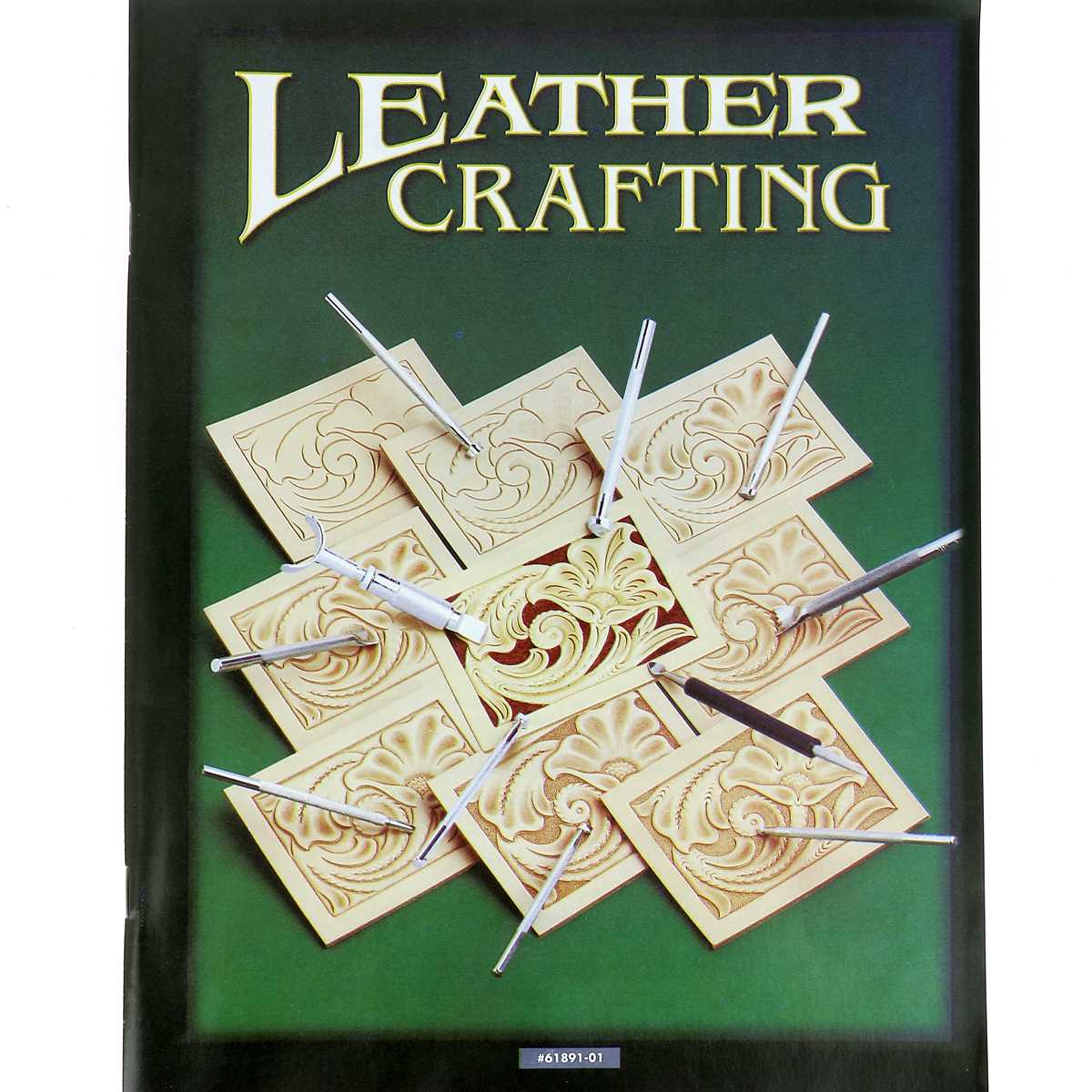 Livre Tandy Leather "Leather Crafting" avec images de repoussage sur cuir végétal, techniques de travail du cuir naturel.