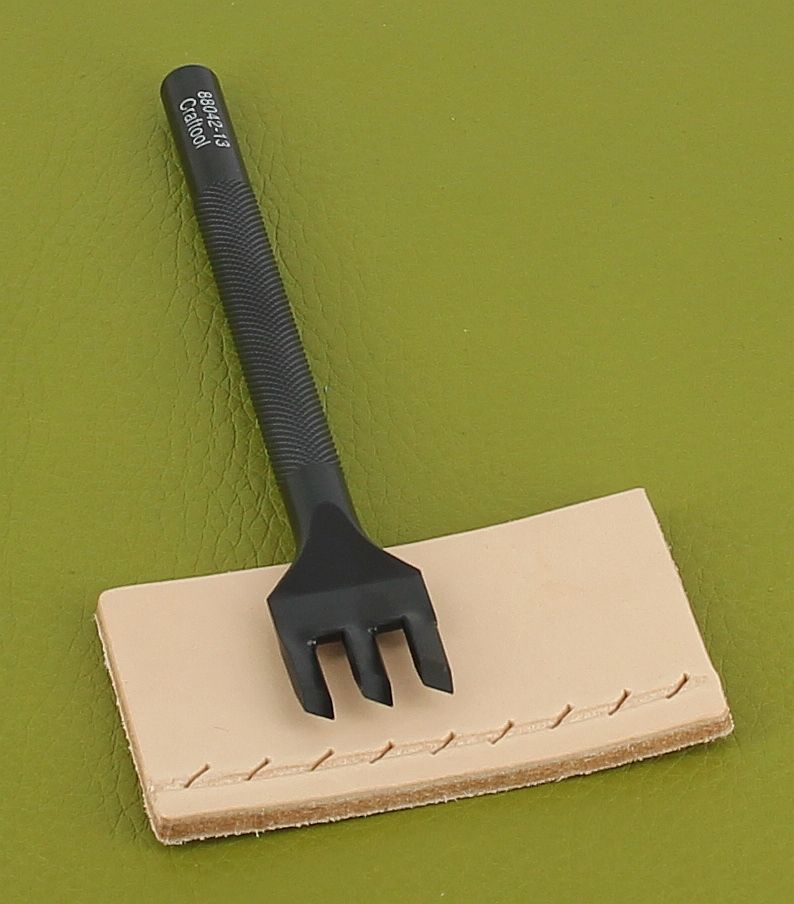 Outil de griffes à frapper Tandy Leather pour laçage cuir, 3 points diagonaux 4mm, entraxe de 7mm, utilisé pour perçage.