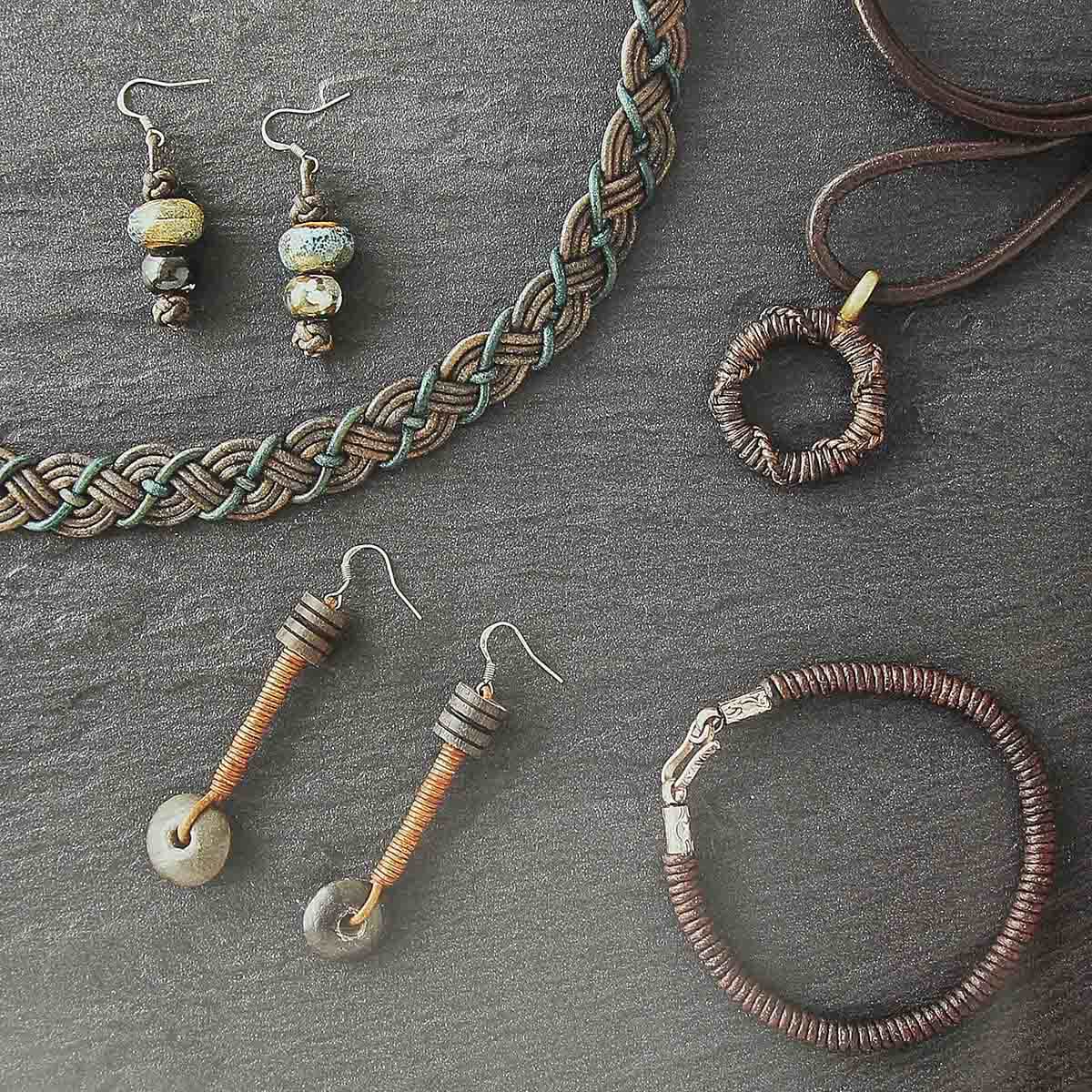 Livre de tutoriels en tressage du cuir pour créer bijoux et accessoires, avec illustrations détaillées et techniques variées.