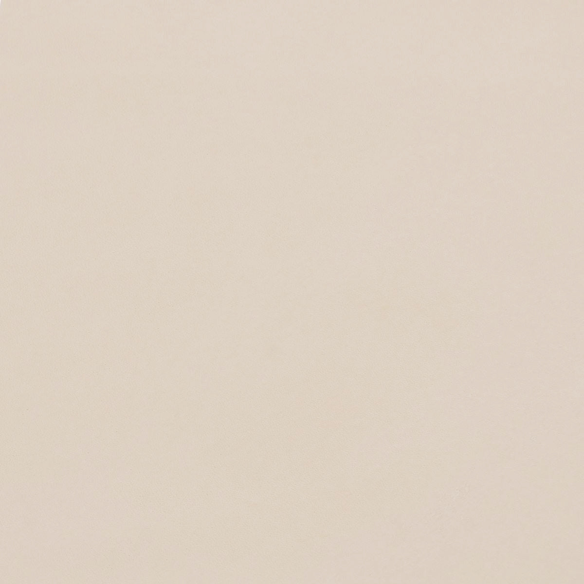 Morceau de cuir de vachette tannage végétal naturel, finition de haute qualité, destiné à la maroquinerie ou la couture.