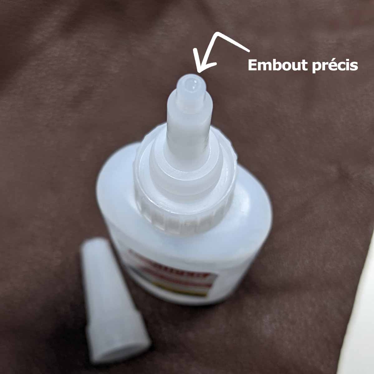 Colle extra forte cyanoacrylate liquide pour cuir de la marque Tan Company, application précise sur le cuir.