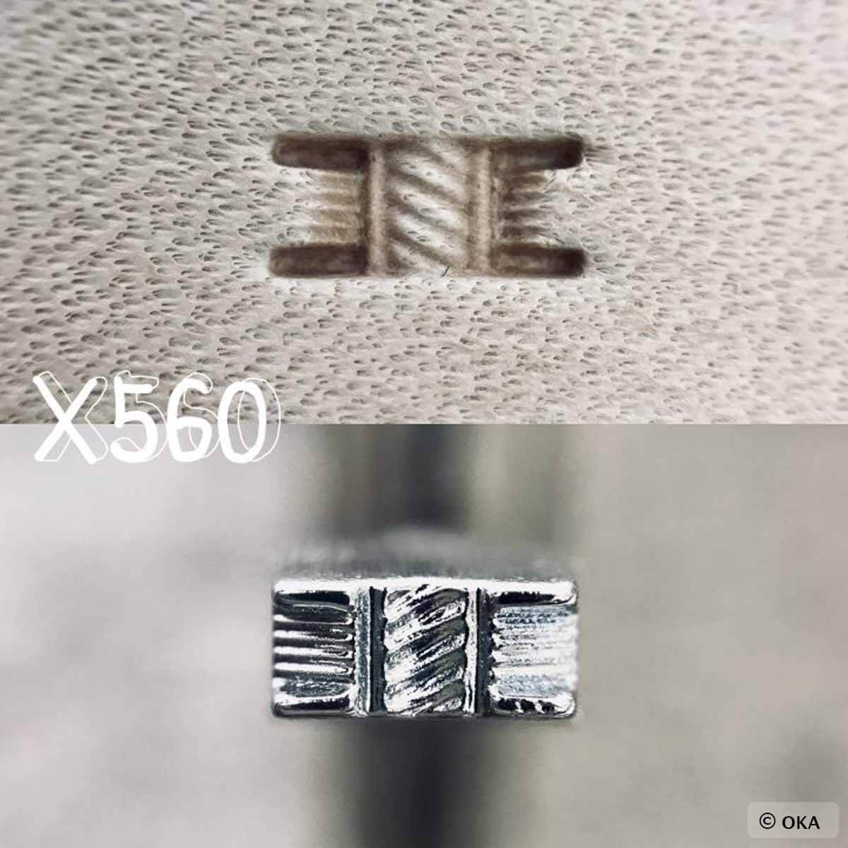 Matoir sur manche Oka avec motif basketweave fagot, outil pour travaux manuels, en gros plan sur la surface texturée