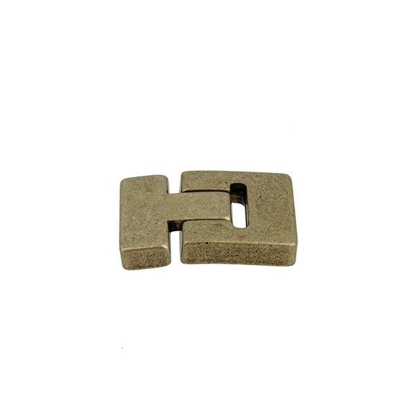 Fermoir bijou ISA aimanté pour lacet plat, création de bijoux, finition élégante en métal, visible en détail sur l'image.