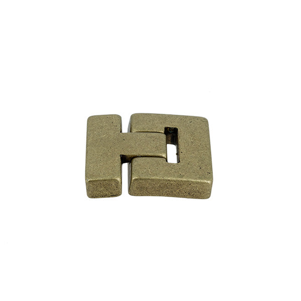Fermoir bijou ISA aimanté pour lacet plat, création de bijoux, finition élégante, en métal argenté, visible en détail.