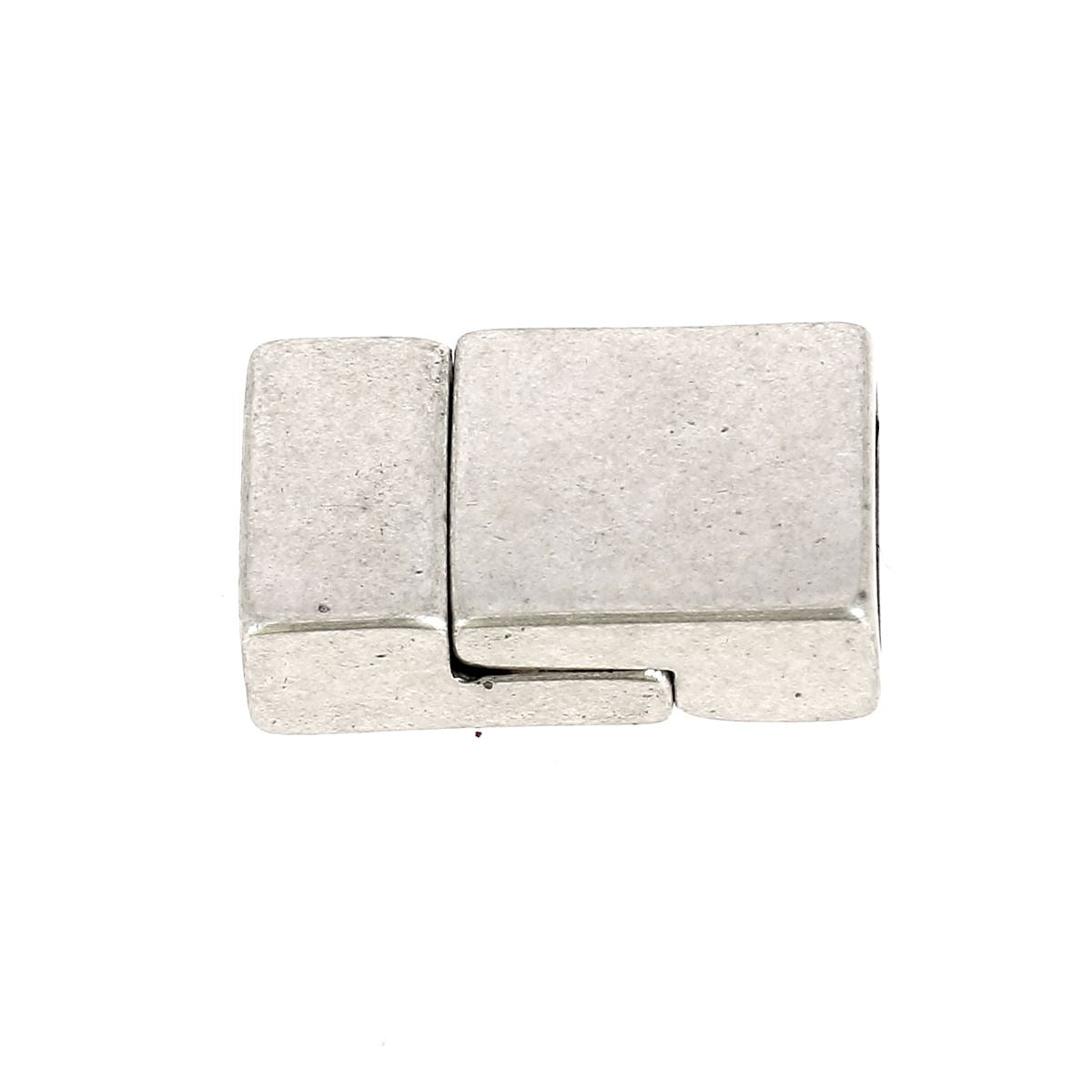 Fermoir bijou en rectangles aimantés avec lacet plat, création de bijoux, finition élégante et design moderne.