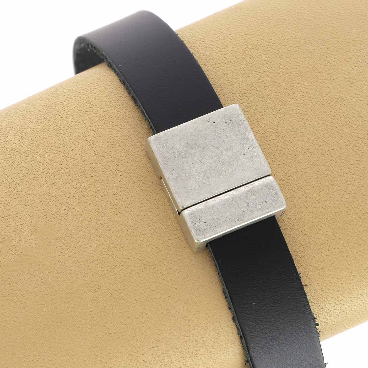 Fermoir bijou rectangulaire aimanté en acier avec lacet plat, création de bijoux, élégant et pratique.