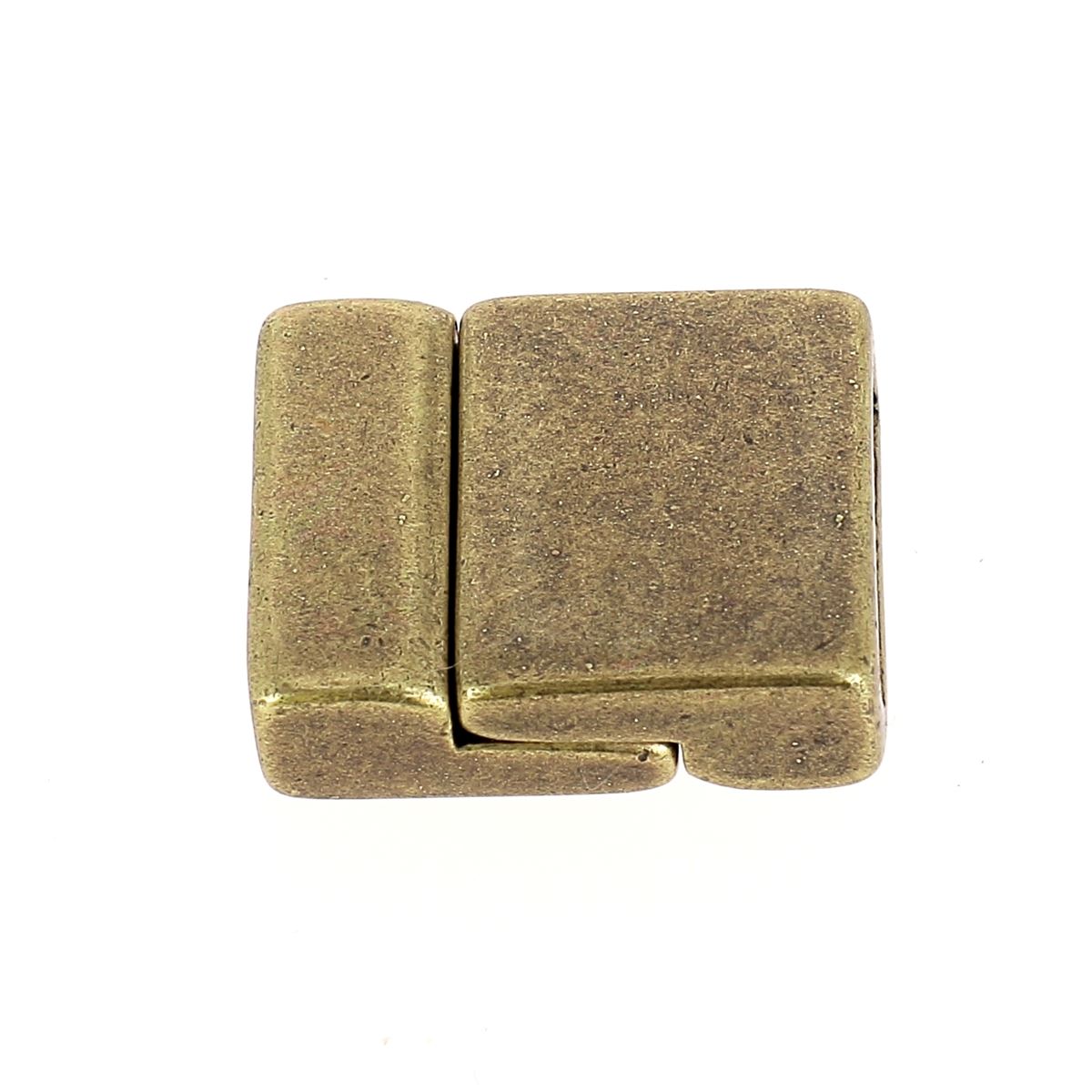 Fermoir bijou en rectangles aimantés avec lacet plat, création de bijoux, design élégant et pratique.