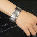Bracelet manchette en inox de la marque Ivan, accessoire élégant avec design moderne, visible en détail sur l'image.