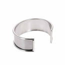 Bracelet manchette en inox de 20 mm de la marque Ivan, accessoire de mode élégant et moderne, visible en gros plan.