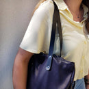 Anses en cuir pour sac cabas, longueur 70cm et largeur 18mm, avec boucle en métal, suspendues sur un fond neutre.