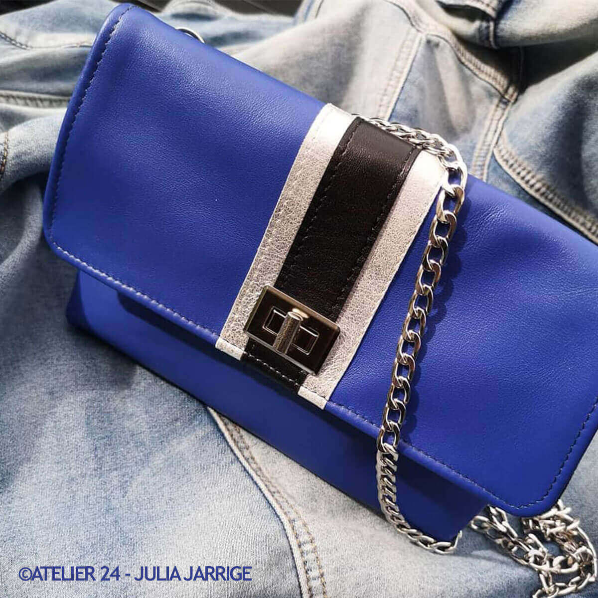 Peau de cuir de veau Satinlys bleu, texture satinée, utilisée pour la fabrication de sacs en cuir dans un atelier.