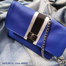 Peau de cuir de veau Satinlys bleu, texture satinée, utilisée pour la fabrication de sacs en cuir dans un atelier.