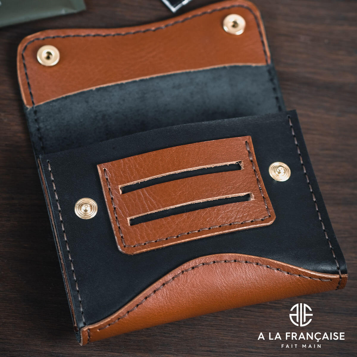 Boutons pression en laiton de 12 mm, accessoires pour cuir, image montrant un tutoriel avec un blague-tabac en cuir.