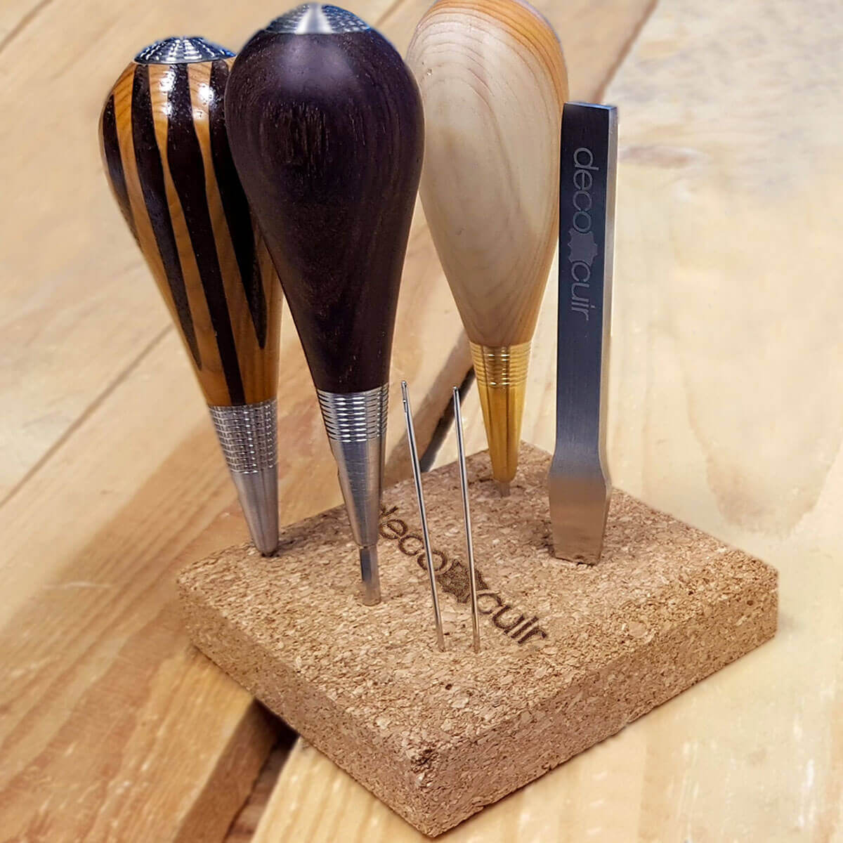 Bloc de liège Deco Cuir 8x8 cm, pièce de mercerie, surface naturelle et texturée, utilisée pour projets créatifs et décoration.