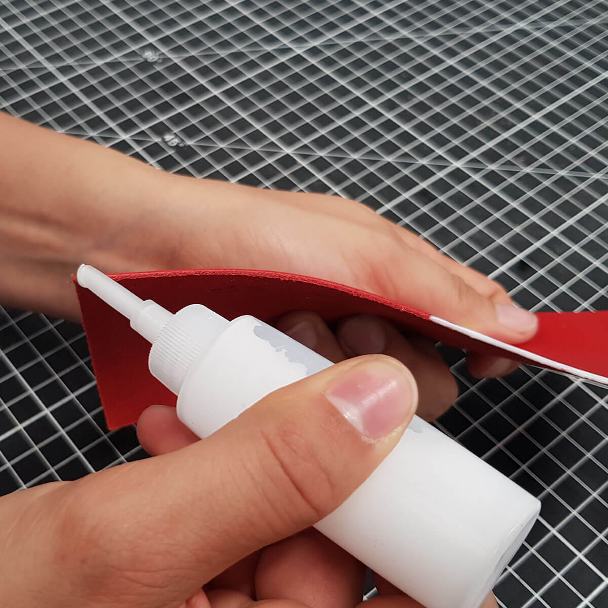 Bombeur de tranche Deco Cuir pour teintures et peintures, applicateur en bombe pour travailler sur cuir.