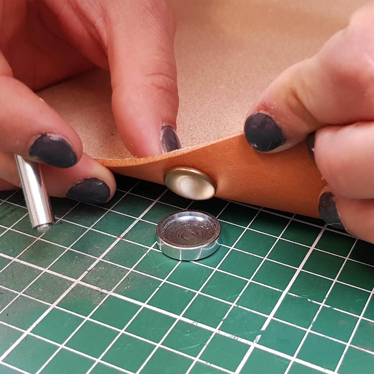 Kit de 10 boutons pression forts de 15mm avec outils de pose, accessoires pour couture et bricolage.