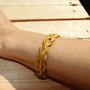 Lacet en cuir pigmenté plat de 3 mm de large, de la marque Deco Cuir, visible sur le bracelet à 5 brins.