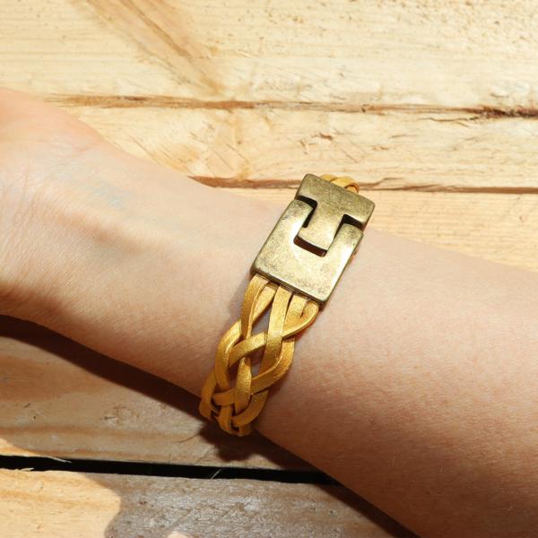 Fermoir bijou TESSA en lacet plat, création de bijoux, vue détaillée du fermoir sur un bracelet à 5 brins.