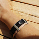 Bracelet noir avec deux bandes en lanière de 10 mm en argent vieilli, création de bijoux élégante et moderne.