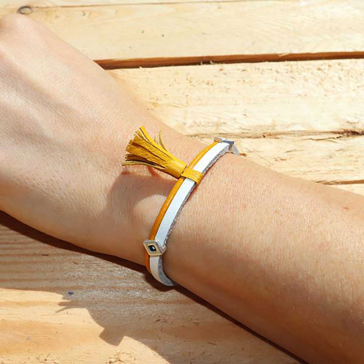 Lacet en cuir rond jaune de 2 mm de diamètre, 1 mètre, pour bracelet ou accessoires, de la marque Deco Cuir.